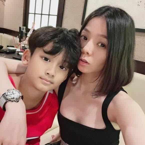 Lệ Quyên hé lộ ảnh lúc nhỏ 2 con trai, hiện tại có khác nhiều?-4