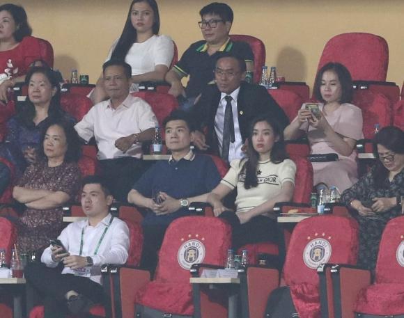 Đỗ Mỹ Linh và chồng đi xem bóng đá, cách gọi nửa kia gây chú ý-1