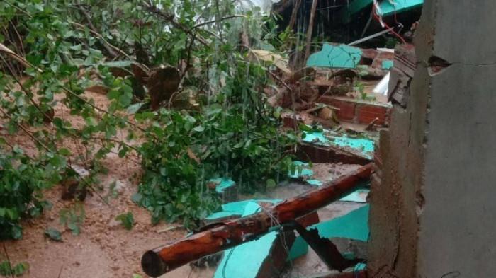 Sập tường trong mưa lớn đè trúng 2 mẹ con ở Phú Yên-1