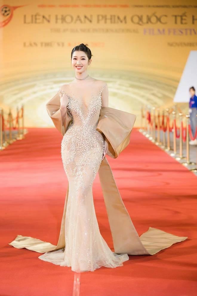 Á hậu Phương Nhi hoảng hồn ra mặt vì suýt vồ ếch trên thảm đỏ-1