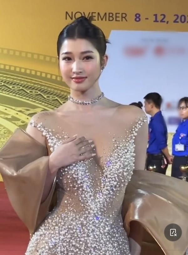 Á hậu Phương Nhi hoảng hồn ra mặt vì suýt vồ ếch trên thảm đỏ-3