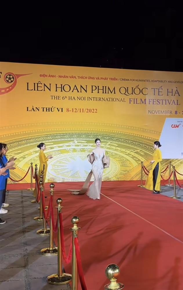 Á hậu Phương Nhi hoảng hồn ra mặt vì suýt vồ ếch trên thảm đỏ-2