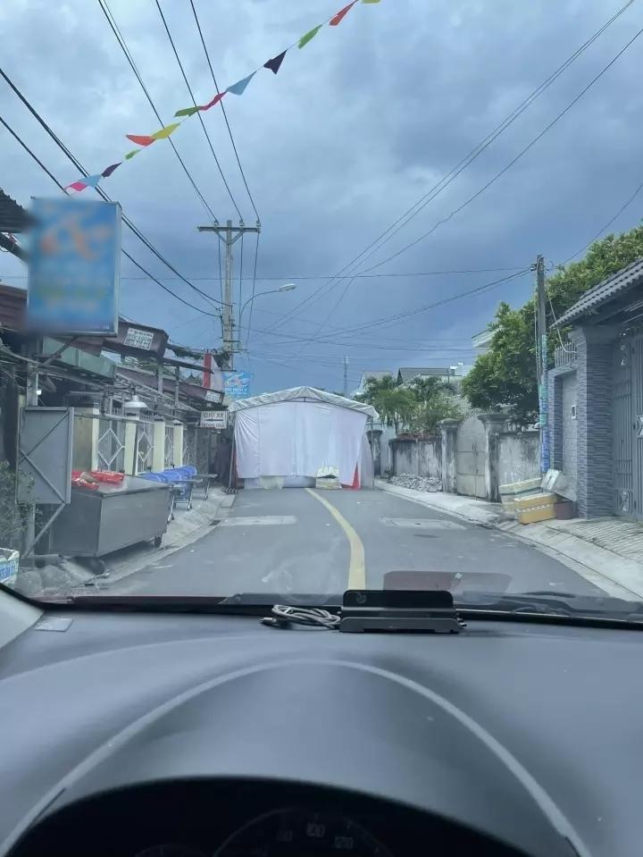 Rạp cưới dựng giữa đường, gia chủ viết bảng ra lệnh nghe bực mình-2