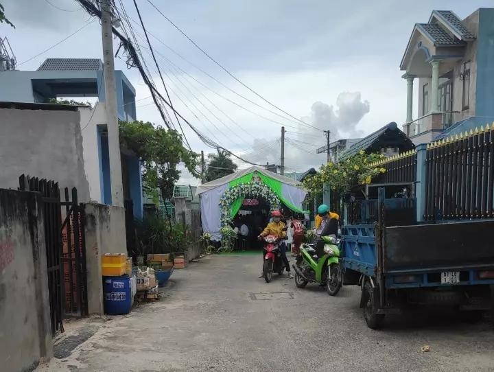 Rạp cưới dựng giữa đường, gia chủ viết bảng ra lệnh nghe bực mình-3