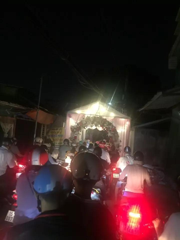 Rạp cưới dựng giữa đường, gia chủ viết bảng ra lệnh nghe bực mình-4