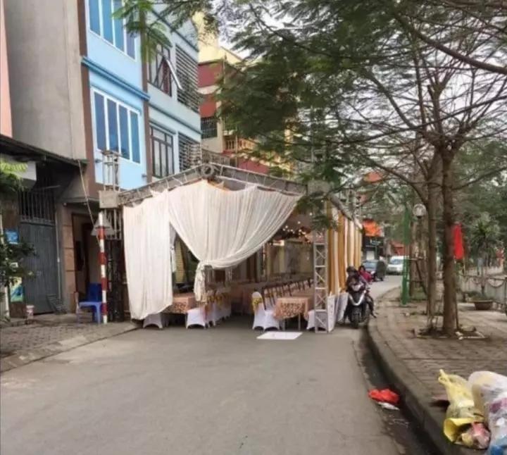 Rạp cưới dựng giữa đường, gia chủ viết bảng ra lệnh nghe bực mình-6