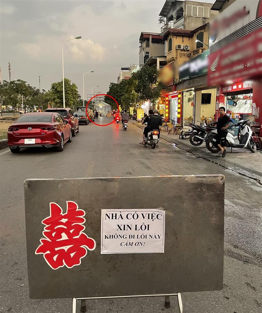 Rạp cưới dựng giữa đường, gia chủ viết bảng ra lệnh nghe bực mình-1