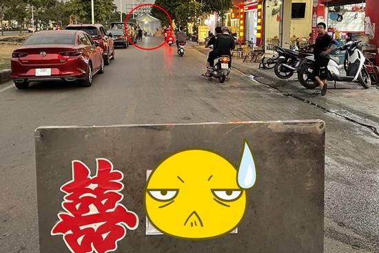 Rạp cưới dựng giữa đường, gia chủ viết bảng 'ra lệnh' nghe bực mình