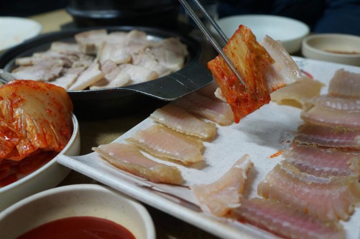 Món cá đuối bịt mũi tránh xa cả mét, vậy mà lỡ ăn rồi lại nghiện-3