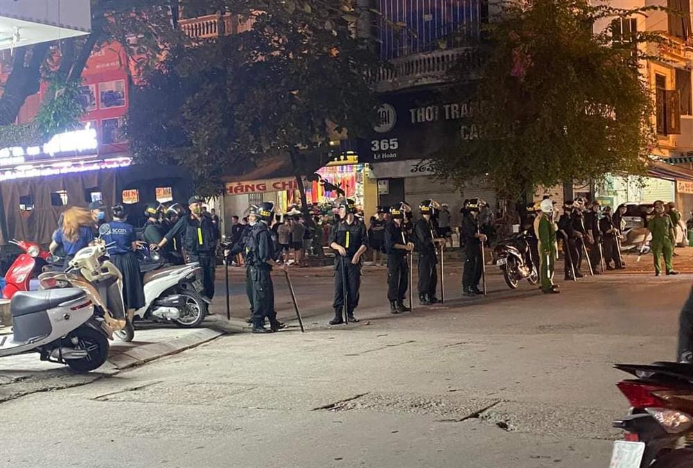 Clip: Khám xét nhà giang hồ cộm cán ở Thanh Hóa ngay trong đêm-1