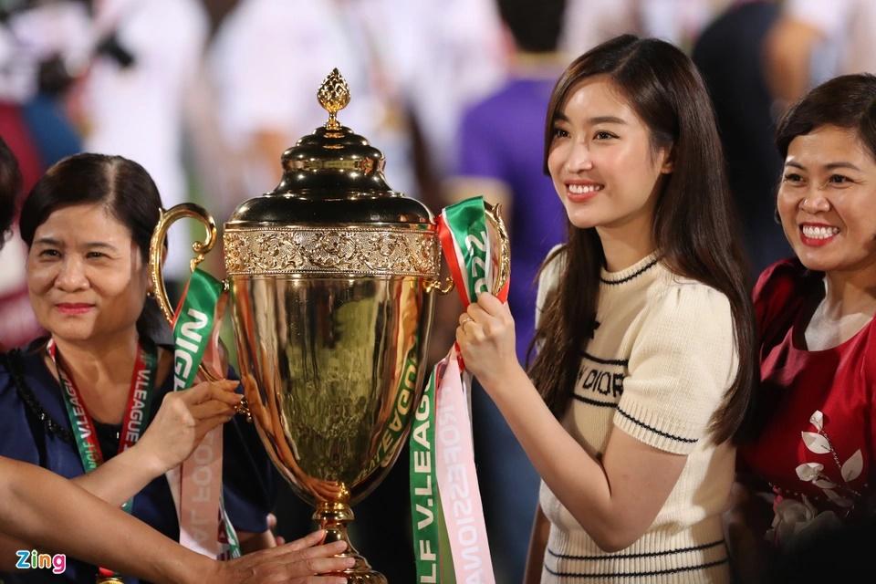 Đỗ Mỹ Linh ăn mừng cup vô địch cùng chồng, nhan sắc ra sao?-8