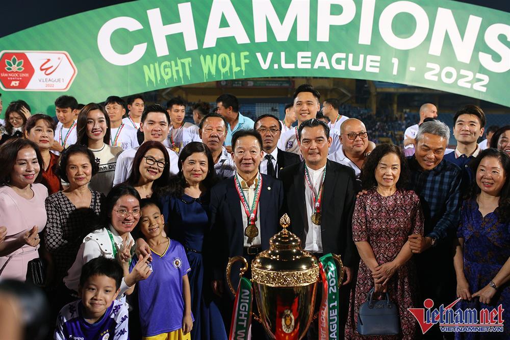 Đỗ Mỹ Linh ăn mừng cup vô địch cùng chồng, nhan sắc ra sao?-6