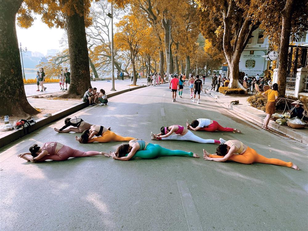 Nhóm phụ nữ diện đồ bó sát, ngồi giữa đường tập yoga gây tranh cãi-1