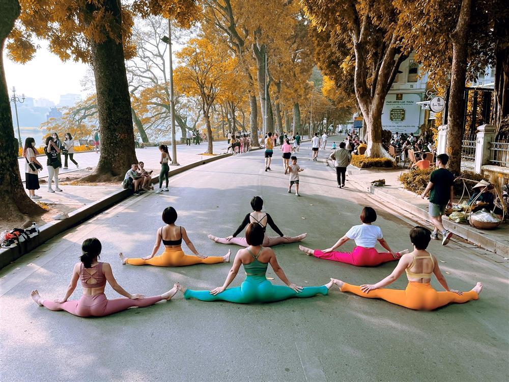 Nhóm phụ nữ diện đồ bó sát, ngồi giữa đường tập yoga gây tranh cãi-2