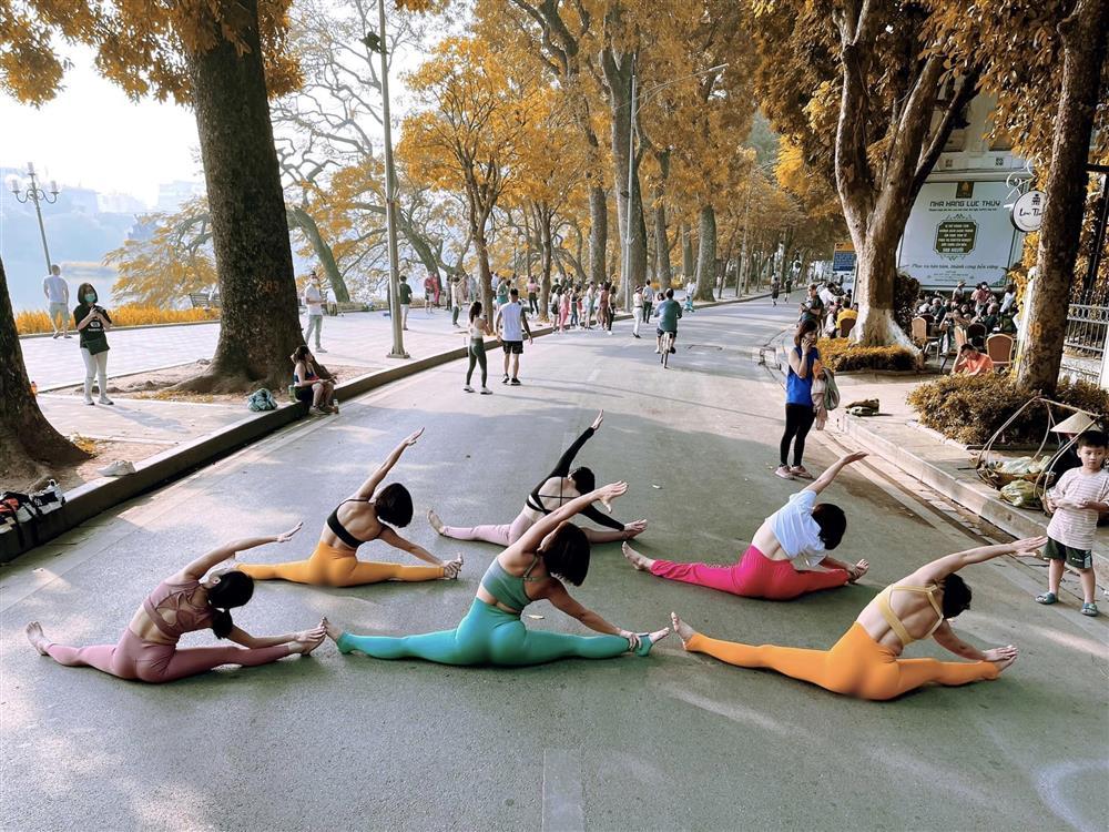 Nhóm phụ nữ diện đồ bó sát, ngồi giữa đường tập yoga gây tranh cãi-3