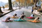 Nhóm phụ nữ diện đồ bó sát, ngồi giữa đường tập yoga gây tranh cãi