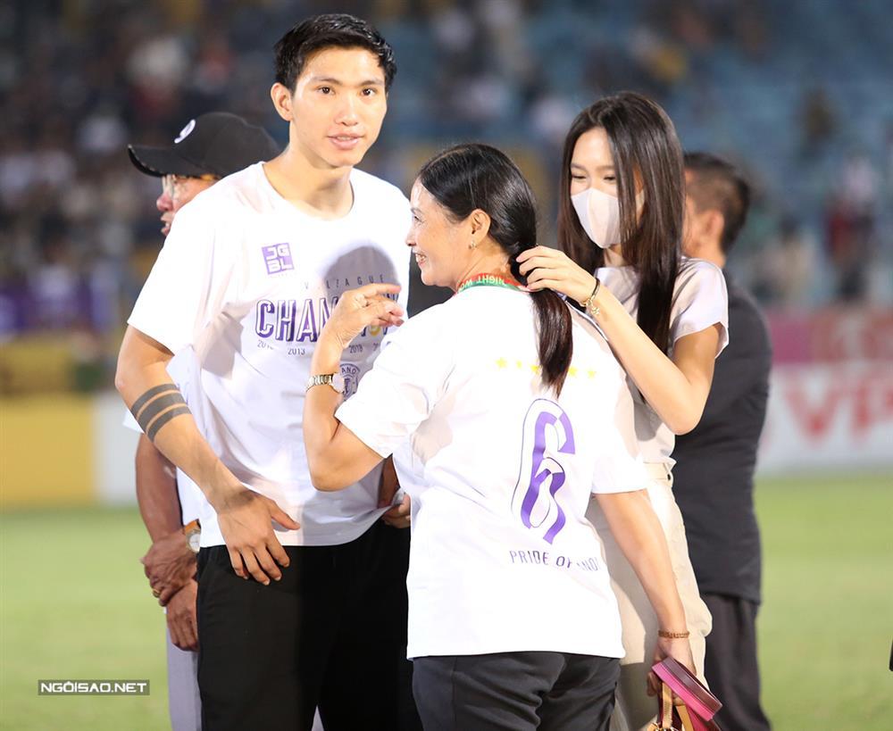 Doãn Hải My mặc đồng điệu bố mẹ Đoàn Văn Hậu, ra dáng con dâu-2