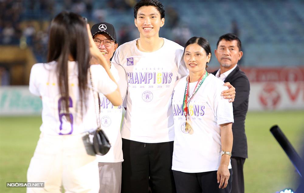 Doãn Hải My mặc đồng điệu bố mẹ Đoàn Văn Hậu, ra dáng con dâu-3