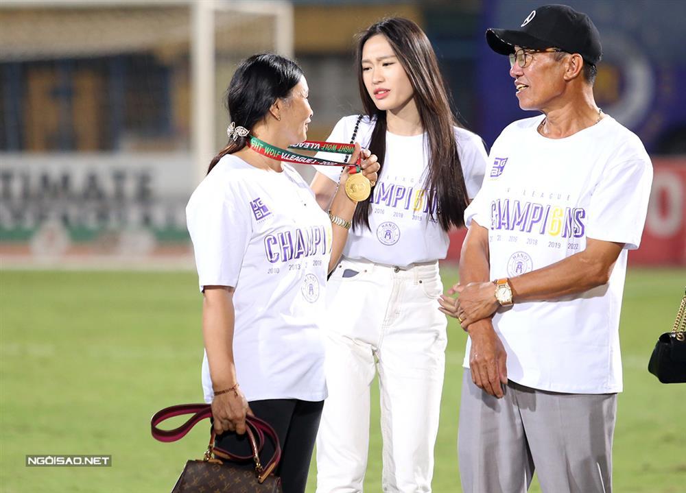 Doãn Hải My mặc đồng điệu bố mẹ Đoàn Văn Hậu, ra dáng con dâu-6