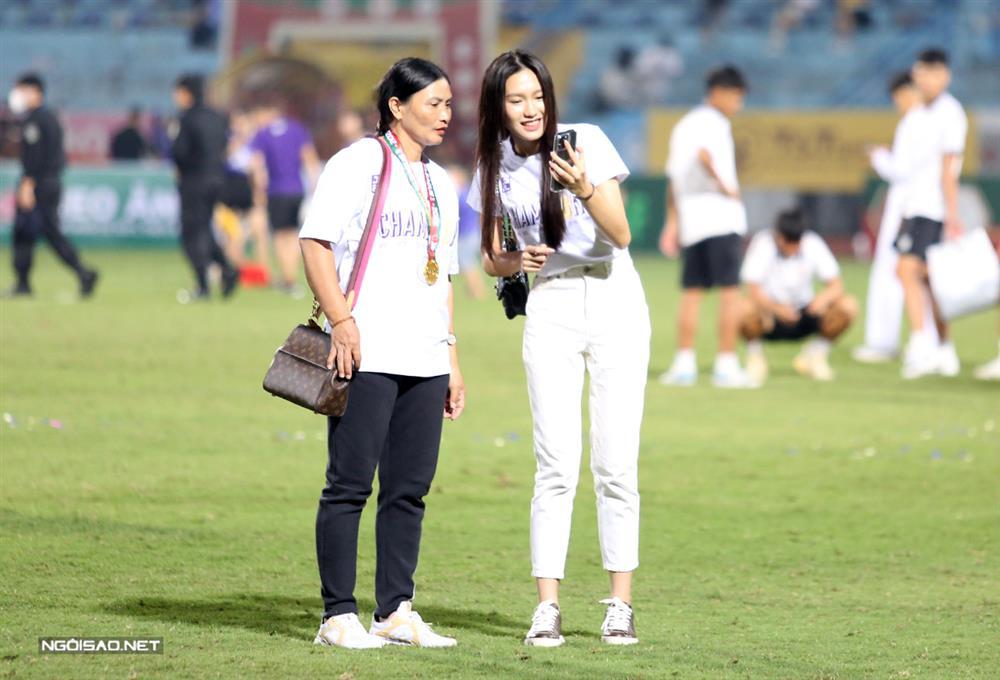 Doãn Hải My mặc đồng điệu bố mẹ Đoàn Văn Hậu, ra dáng con dâu-7