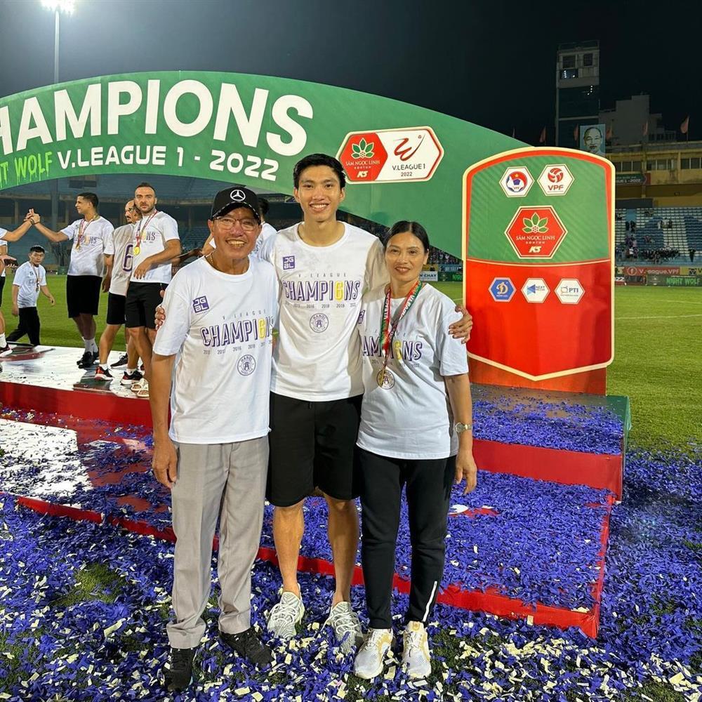 Doãn Hải My mặc đồng điệu bố mẹ Đoàn Văn Hậu, ra dáng con dâu-4