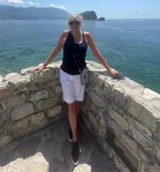 Cố tự sướng, nữ du khách sống dở chết dở sau cú ngã cao 10 mét-1