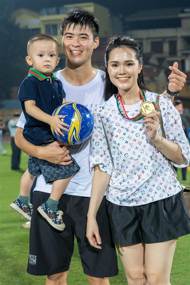 Vợ Đỗ Duy Mạnh lên tiếng loạt ảnh lôi thôi khi ra sân cổ vũ chồng-1