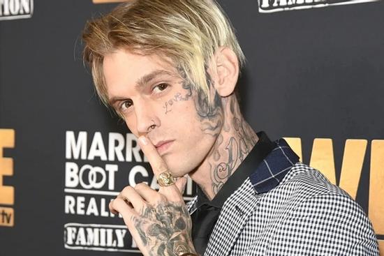 Hoãn phát hành hồi ký nhạy cảm của Aaron Carter