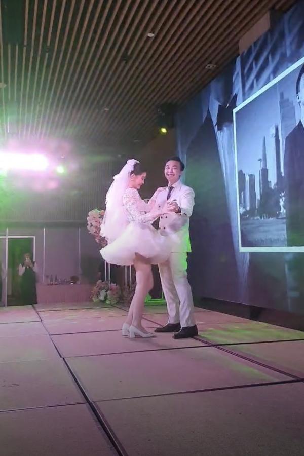 Lê Âu Ngân Anh gây sốc với váy cưới ngắn cũn như váy ballet-1