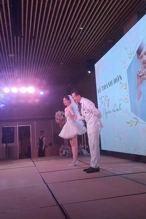 Lê Âu Ngân Anh gây sốc với váy cưới ngắn cũn như váy ballet-3