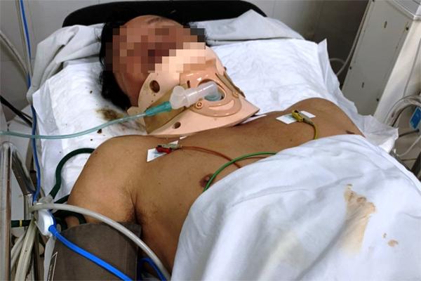 Một người bị tấm tôn cắt ngang cổ, máu chảy thành vòi-1