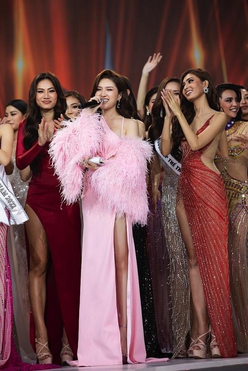 MC Thanh Thanh Huyền mặc đầm lộ sườn lấn át cô dâu gây tranh cãi-7