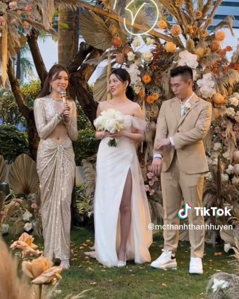 MC Thanh Thanh Huyền mặc đầm lộ sườn lấn át cô dâu gây tranh cãi-3