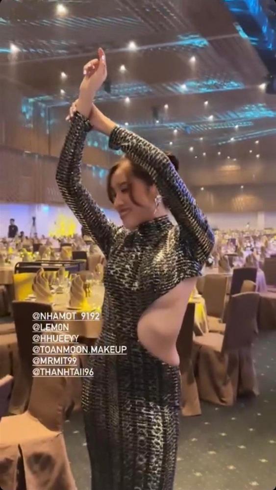 MC Thanh Thanh Huyền mặc đầm lộ sườn lấn át cô dâu gây tranh cãi-5