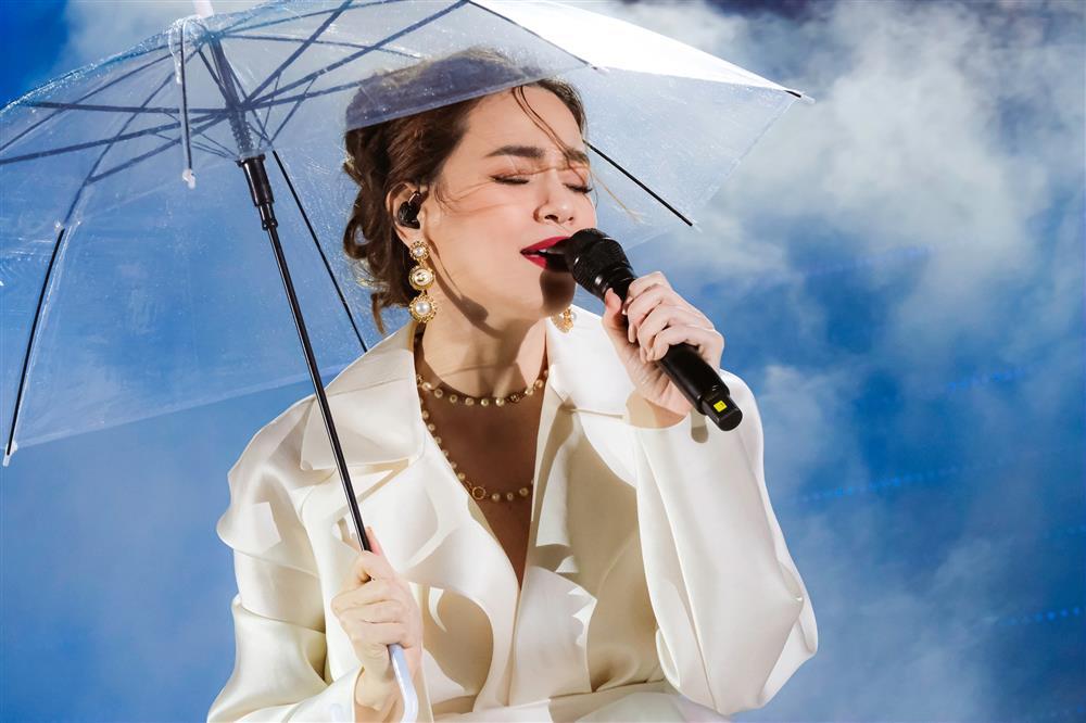 Lan truyền clip Hồ Ngọc Hà hát hụt hơi trong đêm nhạc Love Songs-1