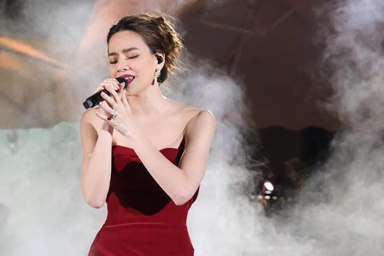 Lan truyền clip Hồ Ngọc Hà hát hụt hơi trong đêm nhạc 'Love Songs'