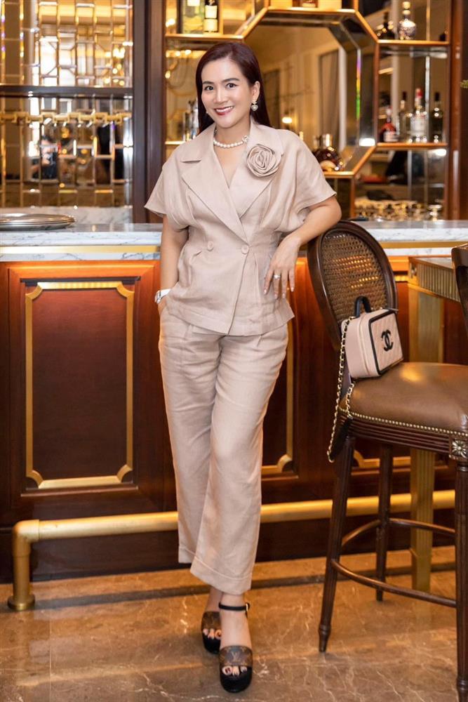 Vợ đại gia của Bình Minh đáp thẳng thừng khi bị chê phối đồ lạc quẻ-4