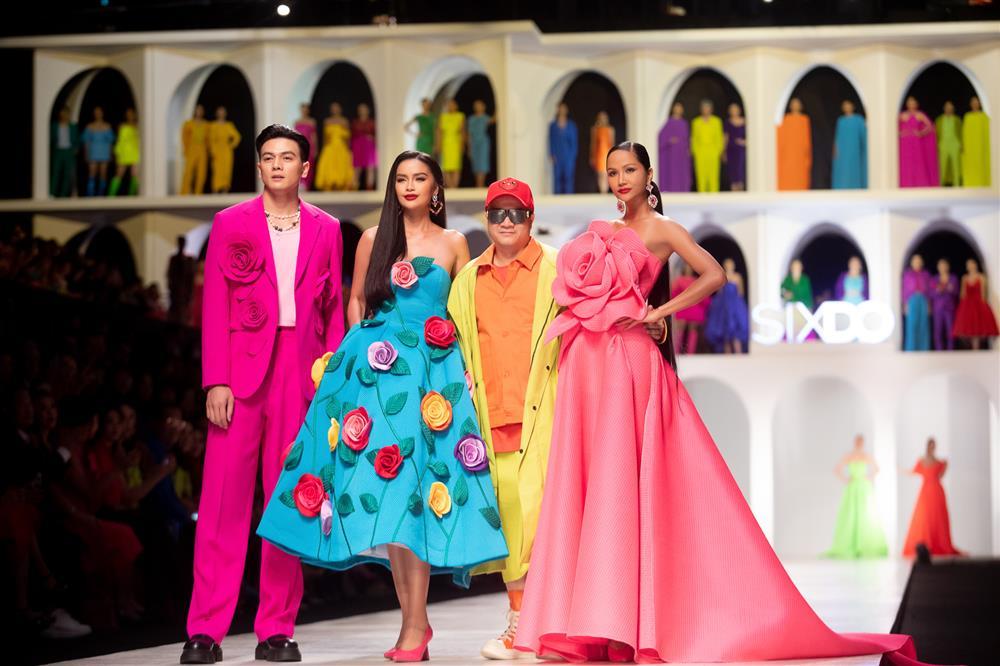 HHen Niê bị thương vì giày tuột dây, phải dỗ bạn diễn khi catwalk-5