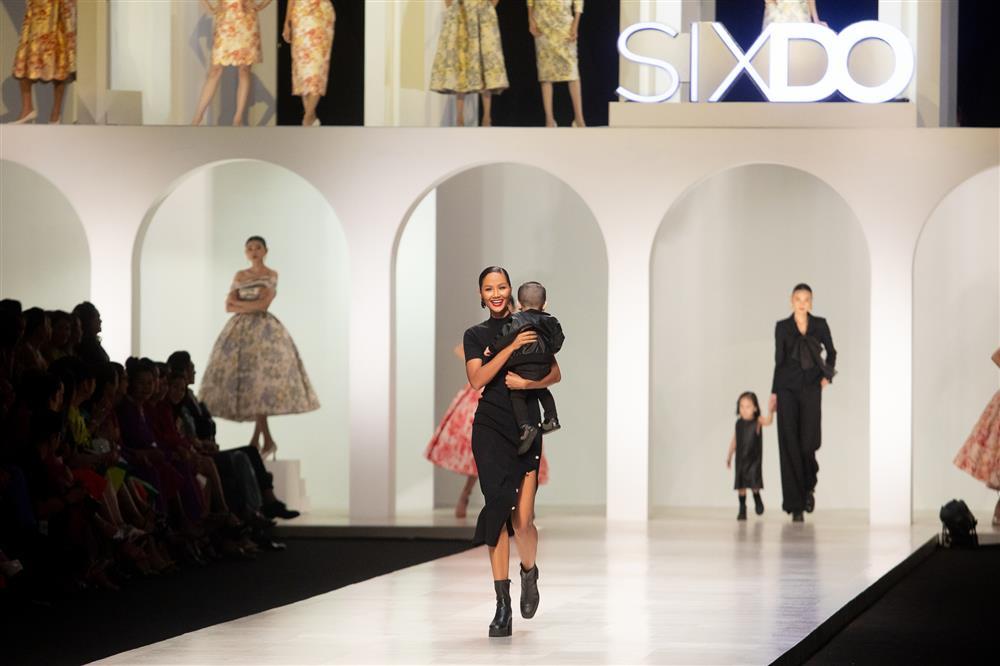 HHen Niê bị thương vì giày tuột dây, phải dỗ bạn diễn khi catwalk-3