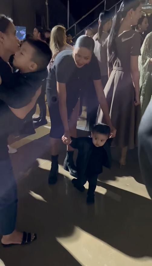 HHen Niê bị thương vì giày tuột dây, phải dỗ bạn diễn khi catwalk-4