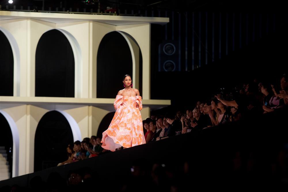 HHen Niê bị thương vì giày tuột dây, phải dỗ bạn diễn khi catwalk-6