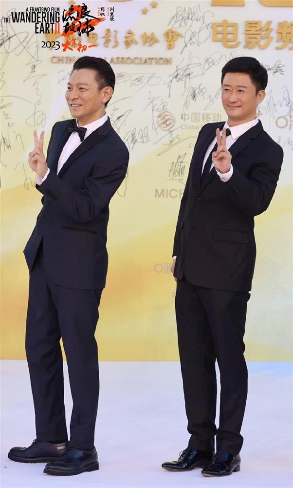 Viral nhất Cbiz hôm nay là bức ảnh Ngô Kinh và Lưu Đức Hoa-2