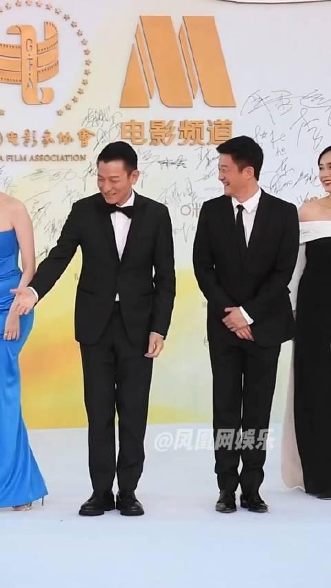 Viral nhất Cbiz hôm nay là bức ảnh Ngô Kinh và Lưu Đức Hoa-1