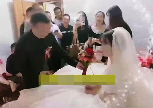 Đêm trước ngày cưới, cô dâu mặc váy cưới vào khách sạn với nhân tình-3