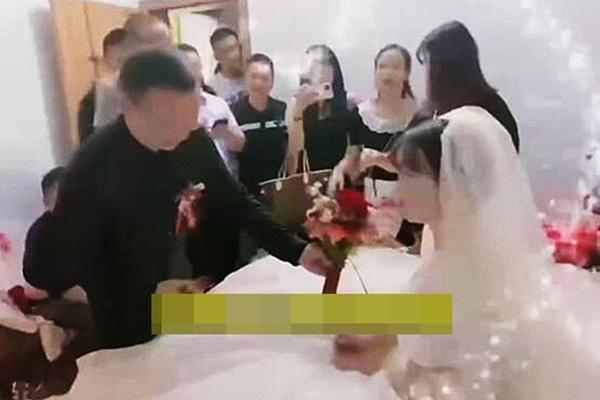 Chú rể nhảy đổng khi phát hiện quà cưới là 2 nhẫn vàng giả-5