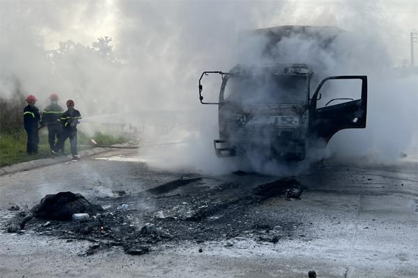 Một người bị thiêu đến chết sau va chạm giữa ô tô và xe máy-2