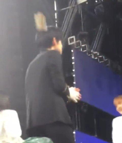 Nhóm nhạc em trai BTS bị ném túi rác vào đầu khi đang chào fan-2