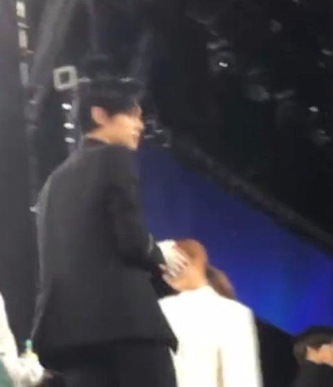 Nhóm nhạc em trai BTS bị ném túi rác vào đầu khi đang chào fan-3