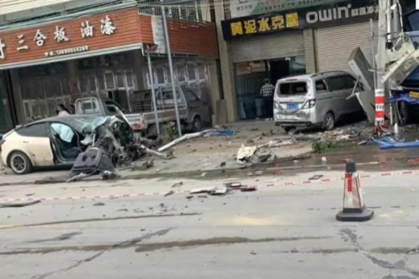 Kinh hoàng xe Tesla lao như tên bắn, gây tai nạn liên hoàn-2