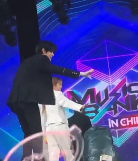 Nhóm nhạc em trai BTS bị ném túi rác vào đầu khi đang chào fan-4